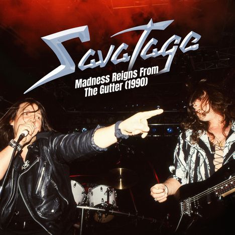 "Savatage. Madness Reigns From The Gutter (1990)." Zwei Musiker auf der Bühne, einer singt, der andere spielt E-Gitarre.