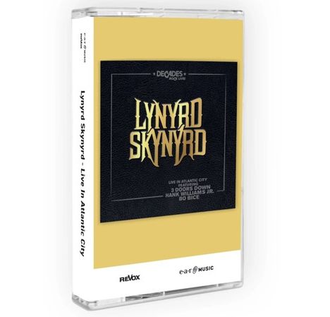 "DECADES ROCK LIVE! LYNRYD SKYNYRD. Live in Atlantic City, featuring 3 Doors Down, Hank Williams Jr., Bo Bice." Goldene Schrift auf schwarzem Hintergrund.