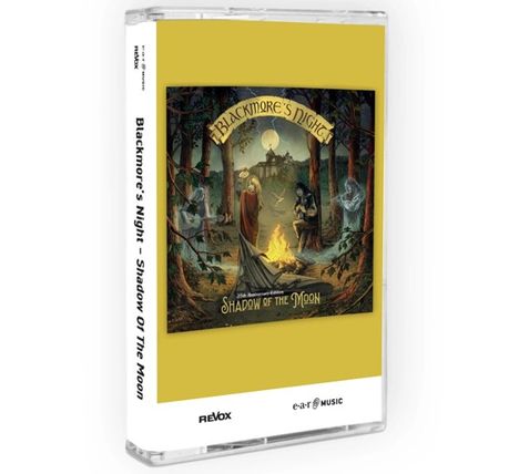 „Blackmore's Night“ steht oben, „Shadow of the Moon“ unten. Illustration: Personen um ein Lagerfeuer im Wald.