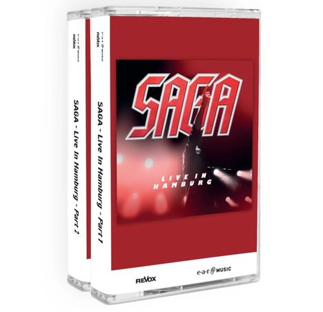 "SAGA" in großen roten Buchstaben. Darunter "LIVE IN HAMBURG". Eine Person mit gestrecktem Arm auf einer Bühne. Hintergrund in Rot- und Schwarztönen.