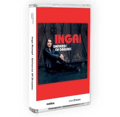 Roter Text: INGA RUMPF. Weißer Text: UNIVERSE OF DREAMS. Frau in schwarzer Lederjacke sitzt vor metalernen Türen.