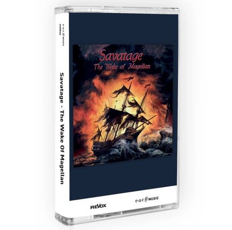 „Savatage The Wake of Magellan“. Eine Illustration zeigt ein Schiff in stürmischen Wellen vor einem feurigen Himmel.