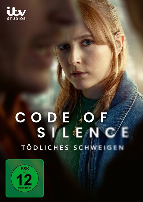 Texte: "Code of Silence", "Tödliches Schweigen", FSK 12. Eine Frau schaut ernst, ein Mann ist unscharf im Vordergrund.