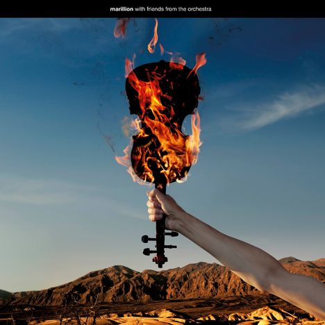 Oben: "marillion with friends from the orchestra". Eine brennende Geige wird von einer Hand in einer bergigen Wüstenlandschaft gehalten.