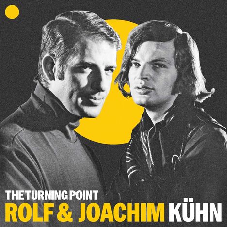 "The Turning Point Rolf & Joachim Kühn" in Weiß und Gelb. Zwei Männer in einem klassischen Schwarz-Weiß-Stil vor gelbem Kreis.