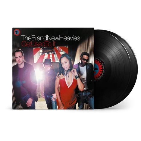 "The Brand New Heavies Get Used To It"; vier Personen posieren modisch vor einer rot-weiß gemusterten Wand.