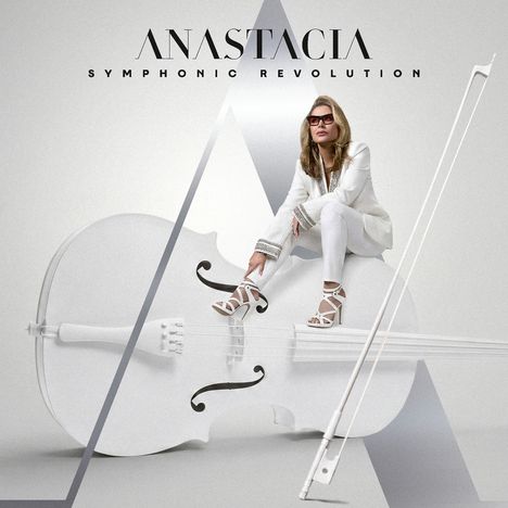 "ANASTACIA SYMPHONIC REVOLUTION" überdeckt eine elegante Szene: Frau in Weiß auf einem großen weißen Cello.