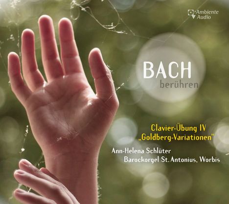 "BACH berühren", "Clavier-Übung IV 'Goldberg-Variationen'", "Ann-Helena Schlüter, Barockorgel St. Antonius, Worbis".   
Eine Hand im Gegenlicht mit Spinnweben.