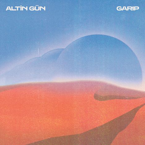 Weiße Schrift "ALTIN GÜN" links, "GARIP" rechts. Illustration: Zwei blaue Kreise über roter Landschaft.