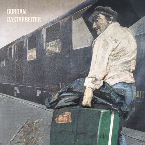 „GORDAN GASTARBEITER“ – Ein Mann in Arbeitskleidung sitzt mit einem Koffer vor einem Zug.