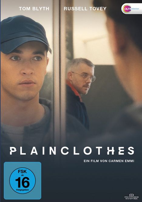 "PLAINCLOTHES" - Ein Film von Carmen Emmi. FSK ab 16. Zwei Männer, einer mit Baseballkappe, im Gespräch.