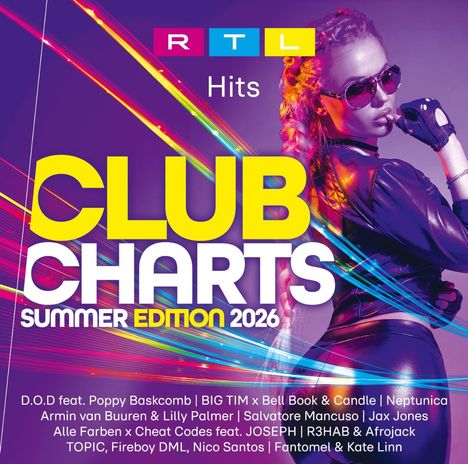 RTL Hits, Club Charts Summer Edition 2026. Frau mit Sonnenbrille, Lederjacke, bunter Hintergrund mit Lichtstrahlen.