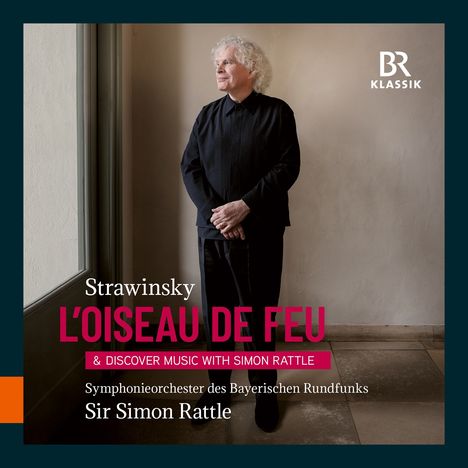 Text: Strawinsky L'OISEAU DE FEU & DISCOVER MUSIC WITH SIMON RATTLE, Symphonieorchester des Bayerischen Rundfunks, Sir Simon Rattle. Eine Person steht an einer Wand. Logo: BR KLASSIK.
