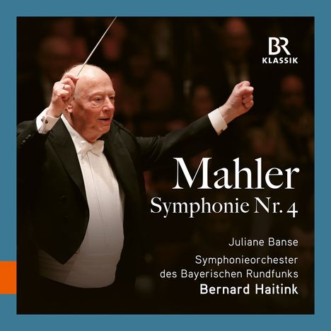 „Mahler Symphonie Nr. 4“. Ein Dirigent in Frack hebt den Taktstock, energisch in Aktion.