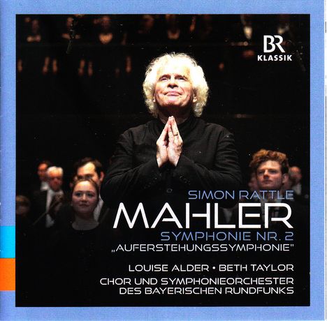 BR Klassik; Simon Rattle; Mahler Symphonie Nr. 2 "Auferstehungssymphonie"; Louise Alder; Beth Taylor; Chor und Symphonieorchester des Bayerischen Rundfunks. Dirigent mit gefalteten Händen.
