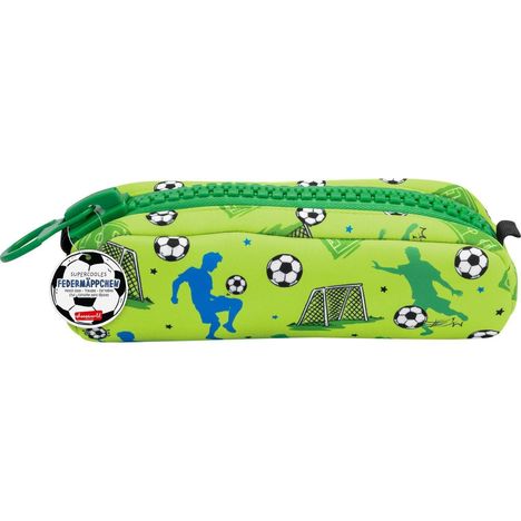 Text: "Supercooles Federmäppchen". Design: Fußballmuster mit Silhouetten von Spielern und Toren auf grünem Hintergrund.