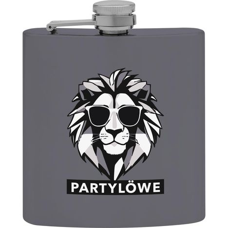 Text: "PARTYLÖWE". Illustration eines Löwenkopfs mit Sonnenbrille, in Schwarz-Weiß auf einer grauen Flasche.