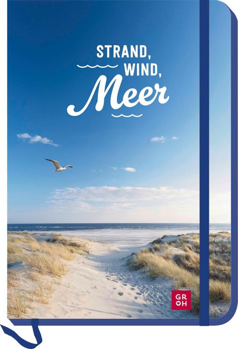 "STRAND, WIND, Meer" in weißer Schrift vor blauem Himmel. Eine Möwe fliegt über Dünen Richtung Meer. Logo in der Ecke.