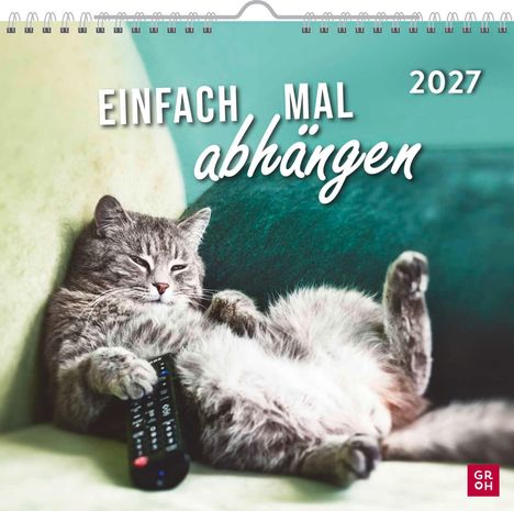 Text: „EINFACH MAL abhängen 2027“. Eine Katze liegt entspannt auf einem Sofa, hält eine Fernbedienung.