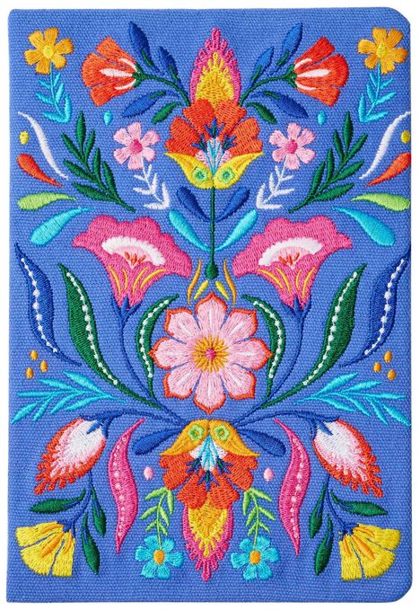 Bunte Blumenstickerei auf blauem Hintergrund, mit symmetrischem Muster und leuchtenden Farben wie Rot, Gelb und Grün.