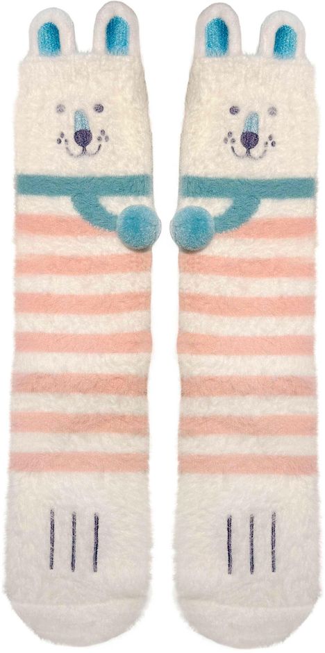 Zwei flauschige Socken mit Bärenmotiven und rosa Streifen, Verzierungen in Blau.