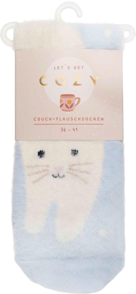 „LET'S GET COZY“, „COUCH-FLAUSCHSOCKEN“, Größe 36-41. Flauschige weiße Socken mit Katzenmotiv auf hellem Blau.