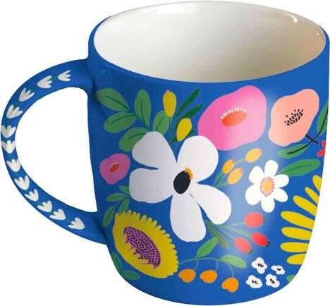 Eine Tasse mit einem blauen Hintergrund, verziert mit bunten Blumen und Blättern.