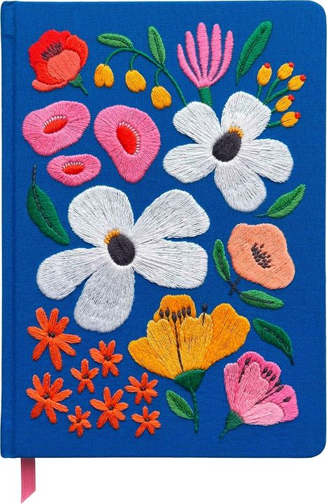 Bestickte Blumen auf blauem Hintergrund, bunte Blüten in Rosa, Weiß, Orange und Gelb.