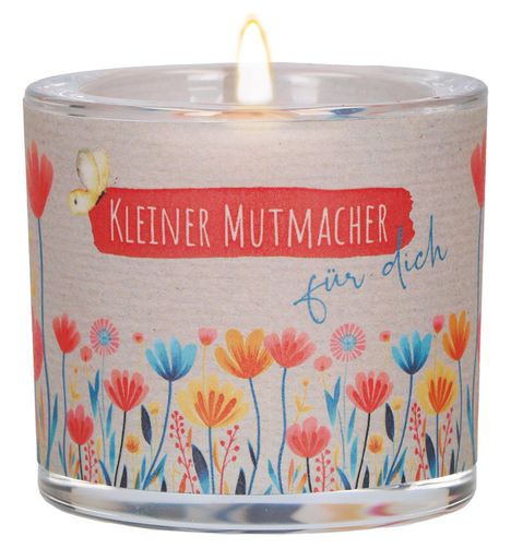 "Kleiner Mutmacher für dich" auf einem Glas mit brennender Kerze, verziert mit bunten Blumen und einem Schmetterling.
