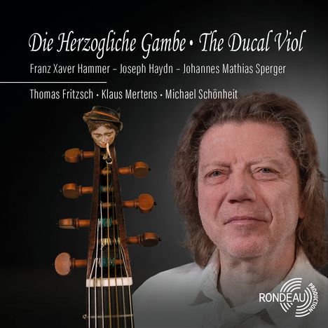 "Die Herzögliche Gambe • The Ducal Viol", Musikernamen oben, unten ein Mannsbild und eine Gambenansicht mit Schnitzerei rechts.