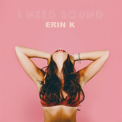 Text: "I NEED SOUND ERIN K". Frau in Bikini-Oberteil, Kopf nach hinten, pinker Hintergrund.