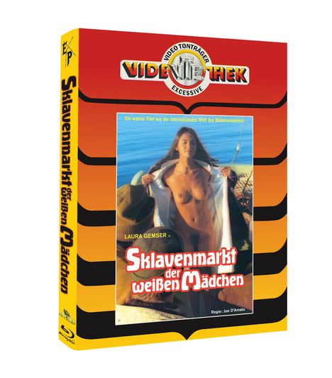 Es steht "Sklavenmarkt der weißen Mädchen". Frau öffnet Mantel am Strand. Retro-Design mit Rottönen und schwarzem Text.