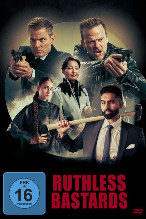 "RUTHLESS BASTARDS" in roten Buchstaben. Fünf Personen, zwei mit Waffen, eine mit einem Hammer, ernste Mienen.