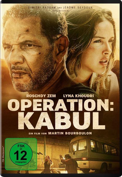 "Operation: Kabul", FSK ab 12. Roschdy Zem und Lyna Khoudri blicken entschlossen; Hintergrund mit Bus und Personen.