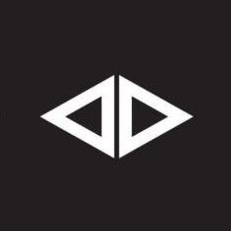 Keine Texte ersichtlich. Ein Logo mit zwei weißen Dreiecken, die an ihren Spitzen zusammenstoßen, auf schwarzem Hintergrund.