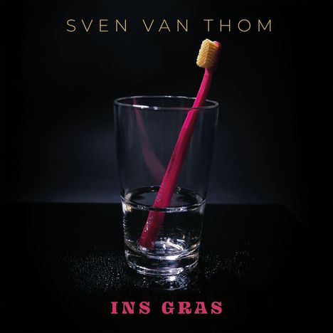 "Sven van Thom" oben und "Ins Gras" unten. Ein Glas mit einer roten Zahnbürste darin steht auf schwarzem Hintergrund.