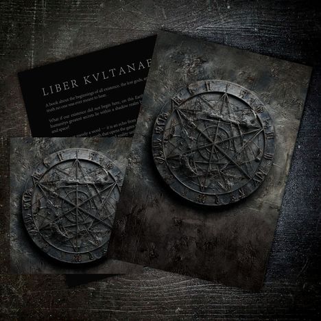 Text oben: "LIBER KVLTANAR". Ein mystisches Buch mit einem verwitterten, steinernen Kreis und okkulten Symbolen.