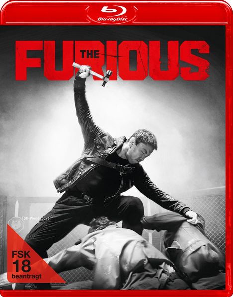 Roter Text "THE FURIOUS", ein Mann schwingt einen Hammer in einem actionreichen Kampf, Schwarz-Weiß.