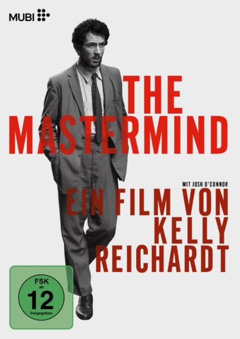 "The Mastermind", ein Film von Kelly Reichardt, mit Josh O’Connor. FSK ab 12 freigegeben. Schwarz-weißer Mann im Anzug.