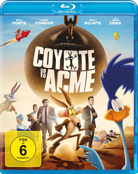 "Coyote vs Acme" in großen Blockbuchstaben, Comicfiguren (Wile E. Coyote, Road Runner), Personen und ein moderner Hintergrund.
