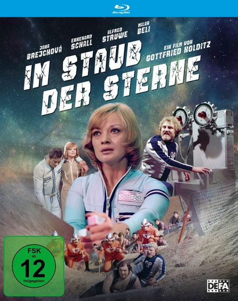 „IM STAUB DER STERNE“, FSK 12, Weltraumszene mit Personen in futuristischen Anzügen und Technikgeräten im Hintergrund.