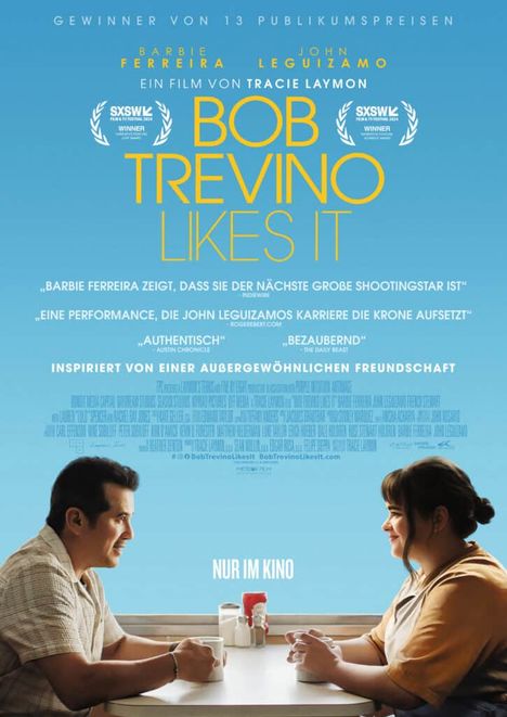Text: "Bob Trevino Likes It", "Nur im Kino". 

Logo: SXSW Gewinner. 

Szene: Zwei Personen sitzen an einem Tisch und unterhalten sich.