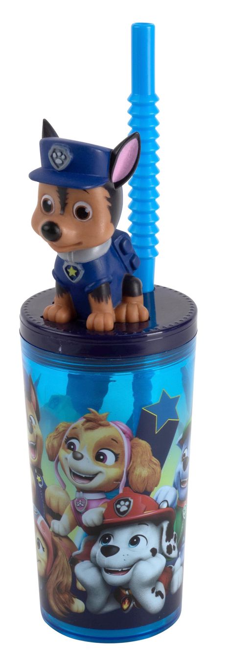 Blauer Becher mit Cartoon-Welpen, Plastikfigur eines Hundes in Uniform oben, blauer Trinkhalm.