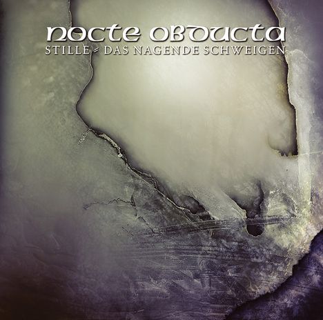 Oben steht: "Nocte Obducta", darunter "Stille - Das nagende Schweigen". Hintergrund in erdigen Tönen, abstrakt.