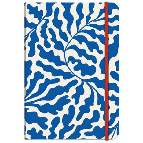 Ein blau-weißes, abstraktes Muster bedeckt das Cover eines Notizbuchs mit einem roten Gummiband.