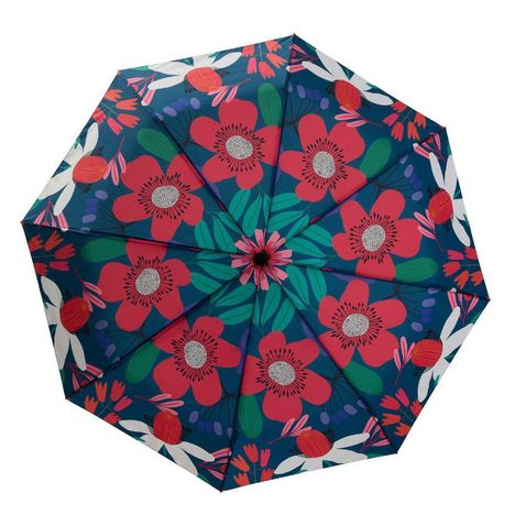 Ein Regenschirm mit einem bunten Muster aus großen roten und weißen Blumen sowie grünen Blättern auf blauem Hintergrund.