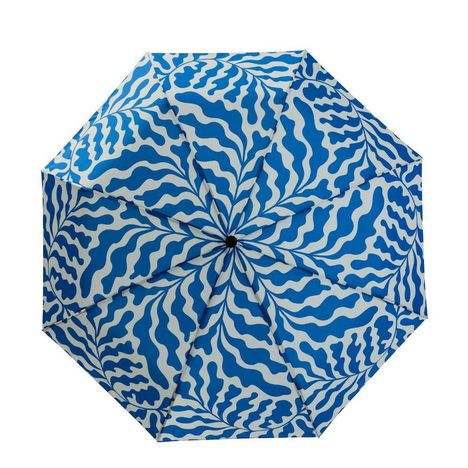 Ein Regenschirm mit blau-weißen wellenartigen Mustern in einer spiralförmigen Anordnung.