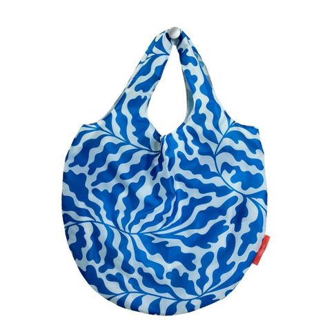 Eine runde Tasche mit blauen, wellenförmigen Mustern und einem roten Etikett an der Seite.