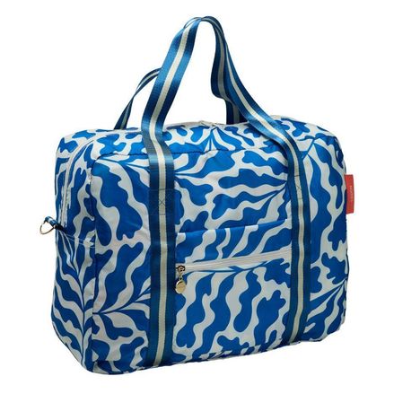 Text: "reisenthel" auf einem kleinen, roten Etikett. Tasche mit blau-weißem welligem Muster und blauen Riemen.