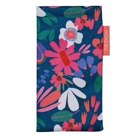 Text "CEDON" auf einem farbenfrohen, blumigen Etui mit blauem Hintergrund und kräftigen Blumenmustern.